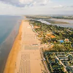 Enjoy Your Stay Only 100M From The Sea - Beahost